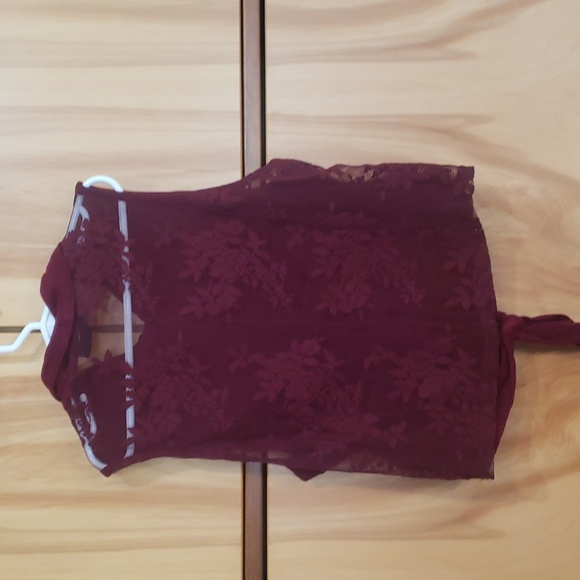 Iris Basic tie front, lace back top. - Picture 3 of 3